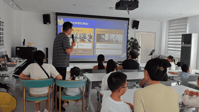 康健社区数字皮影活动现场，参与者观看文化讲解